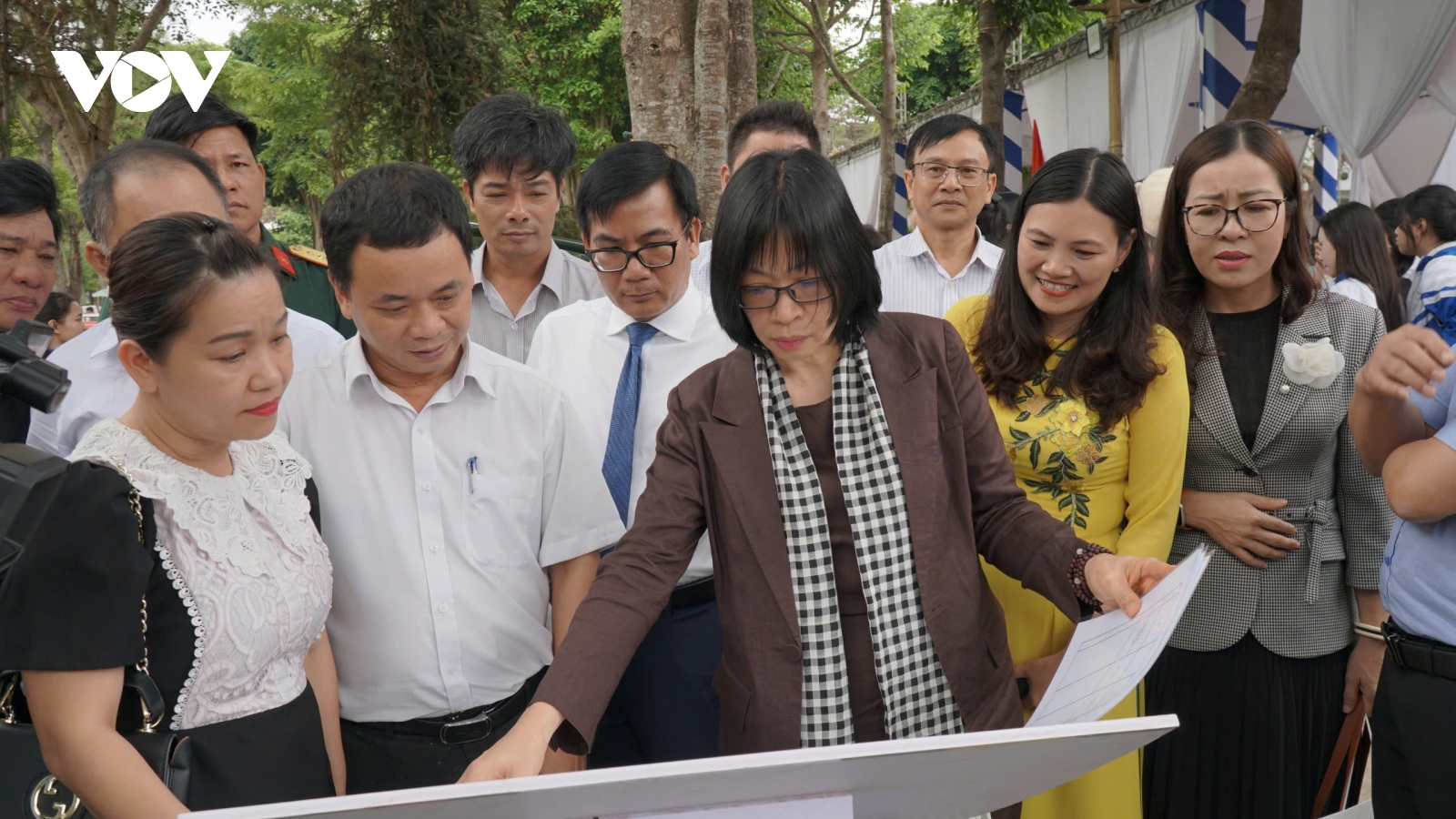 Gia Lai trao trả hồ sơ cán bộ đi B và triển lãm “Trỗi dậy miền đất bazan”